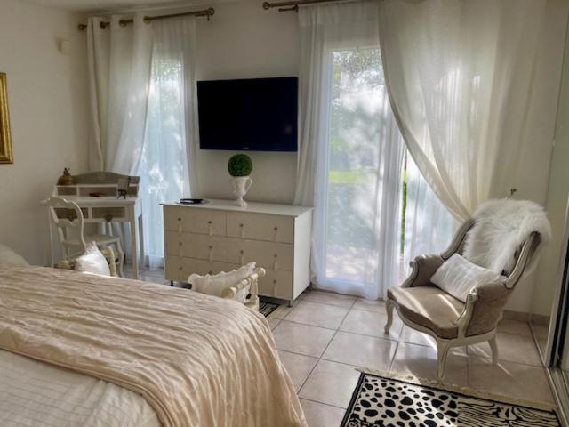 B&B Les Muscades Сент-Этьен-дю-Грес Экстерьер фото