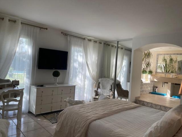 B&B Les Muscades Сент-Этьен-дю-Грес Экстерьер фото