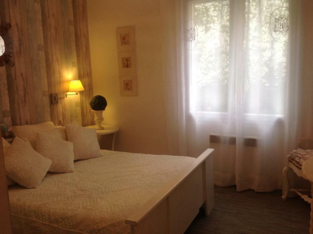 B&B Les Muscades Сент-Этьен-дю-Грес Экстерьер фото